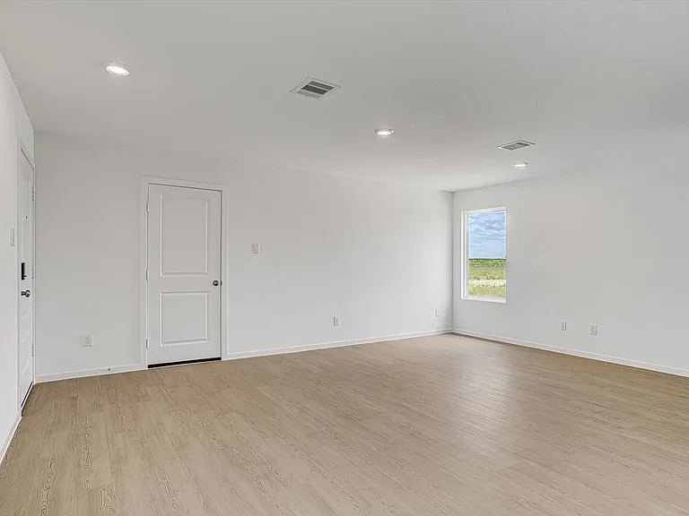 390 Lucia Way — Photo 5
