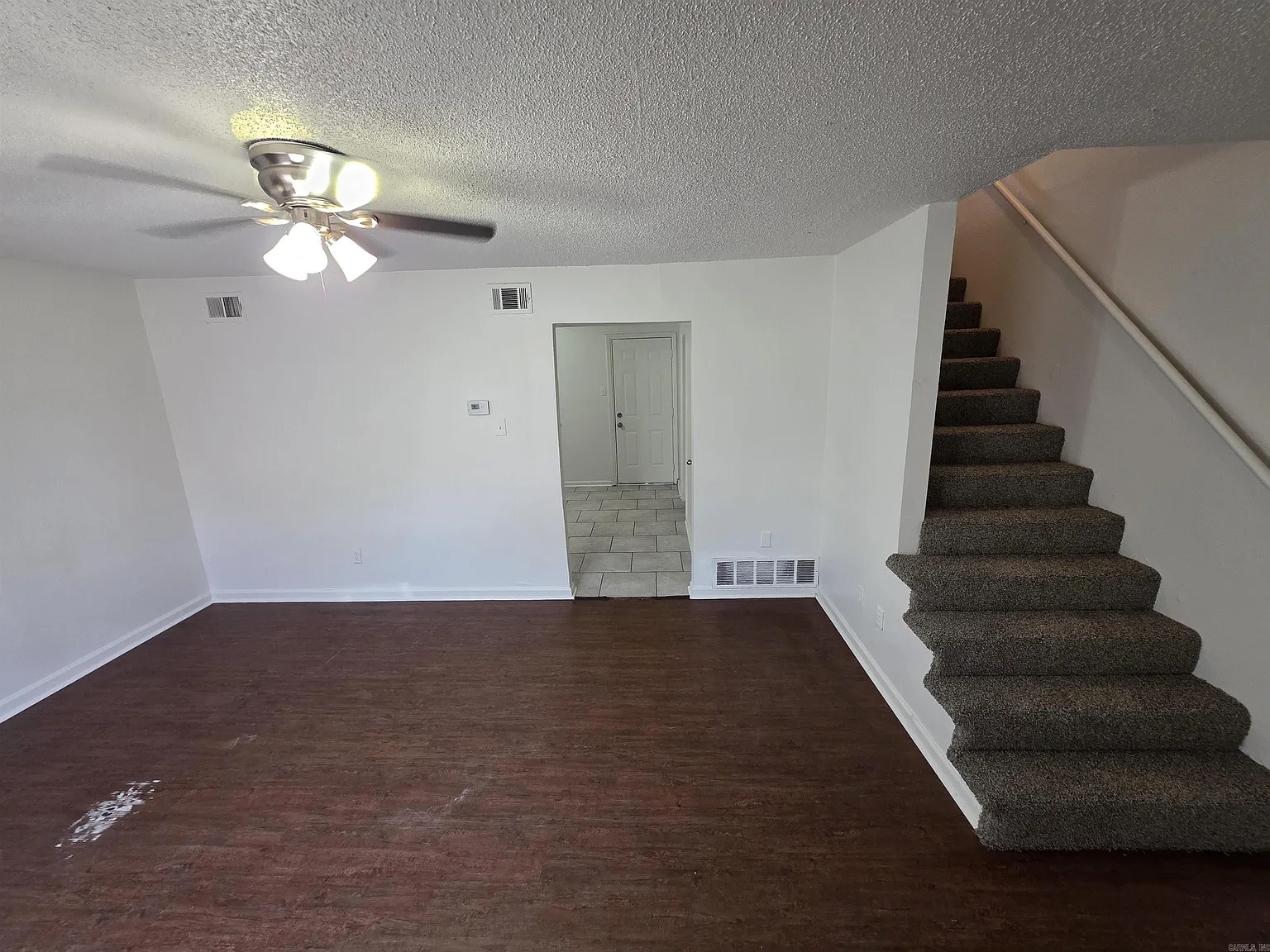 3 bed, 1.5 bath, 1000 sqft, $825 — Photo 2