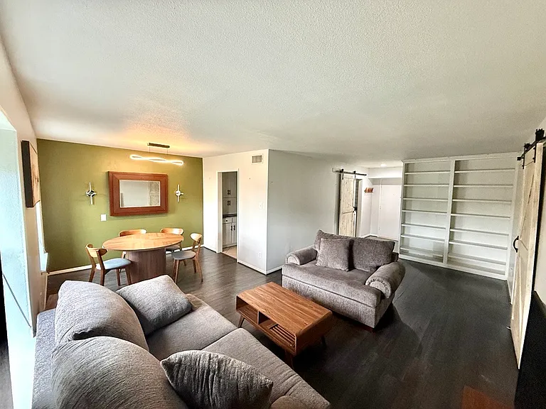 353 N Post Oak Ln #823 — Photo 4