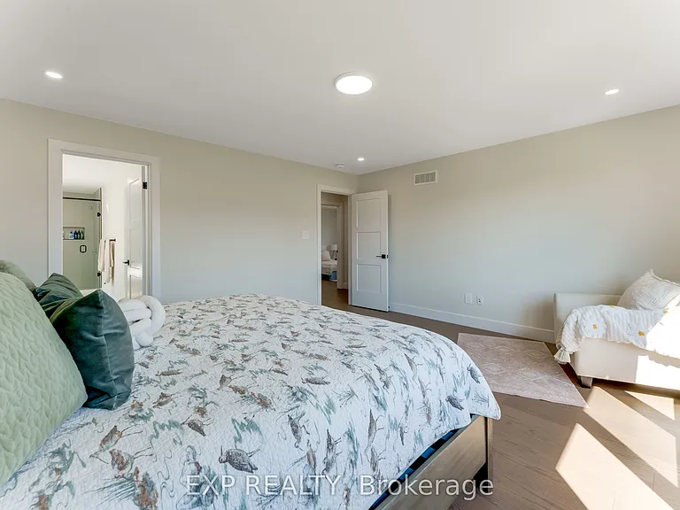 266 Hesselman Cres — Photo 39