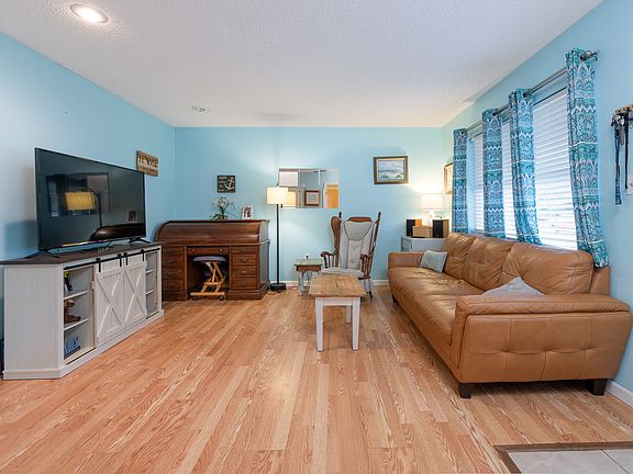 3rd image of 882 Rich Dr
