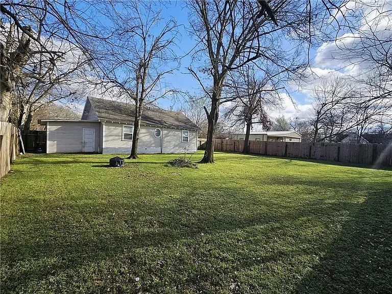 205 N Rusk St — Photo 2