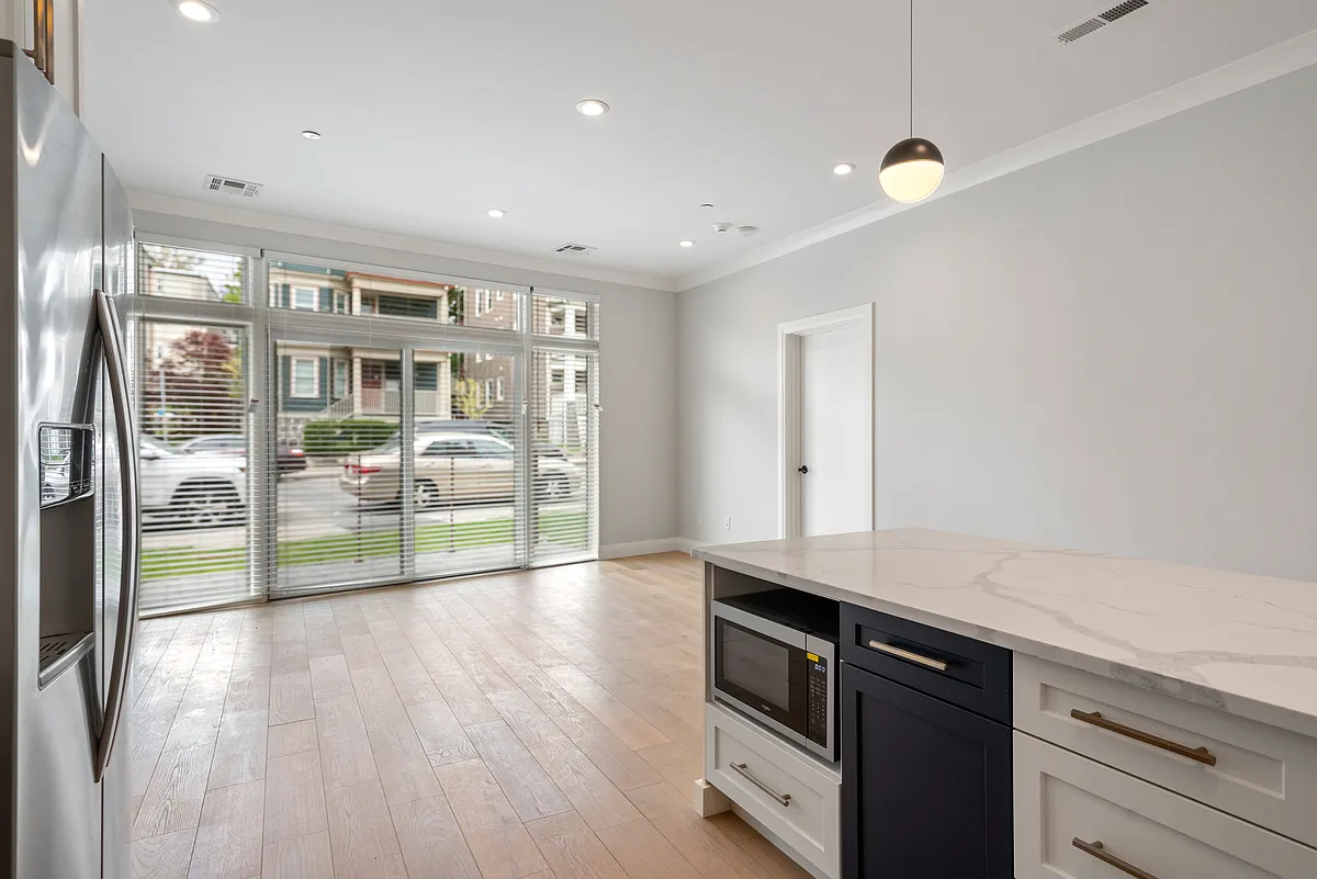 Building Photo - 142 Pleasant St #1