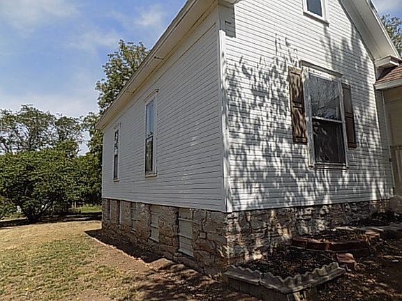 2nd image of 600 W Cave Street