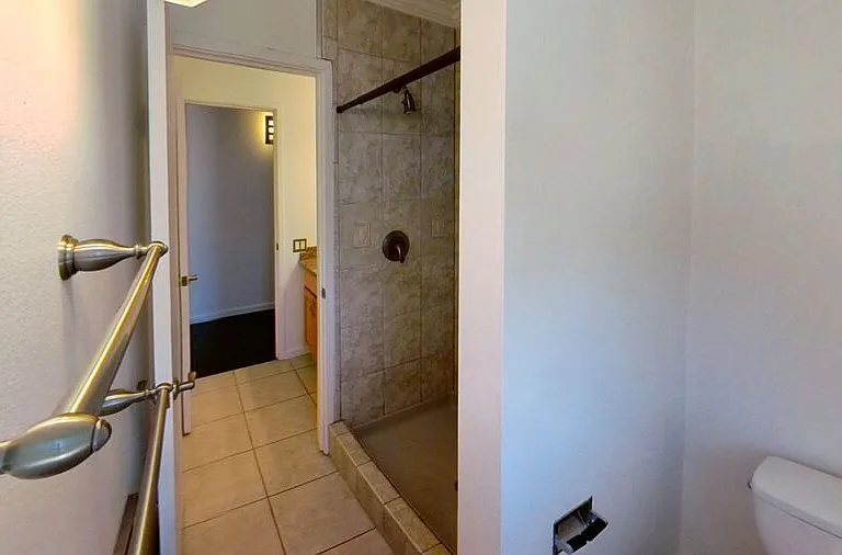 373 Staten Ave — Photo 6
