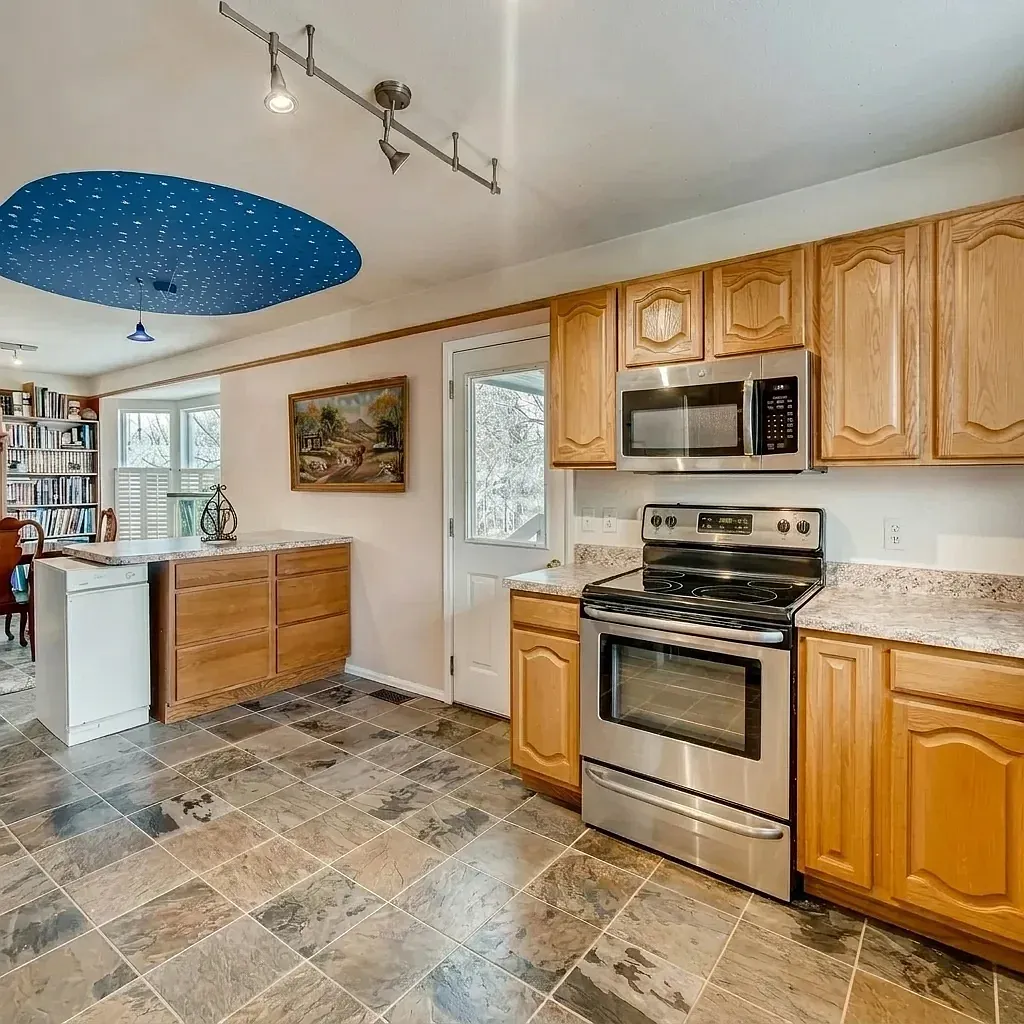 6 bed, 2738 sqft, $770 — Photo 4