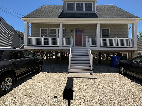 2nd image of 215 Heron Rd