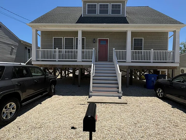 215 Heron Rd — Photo 2