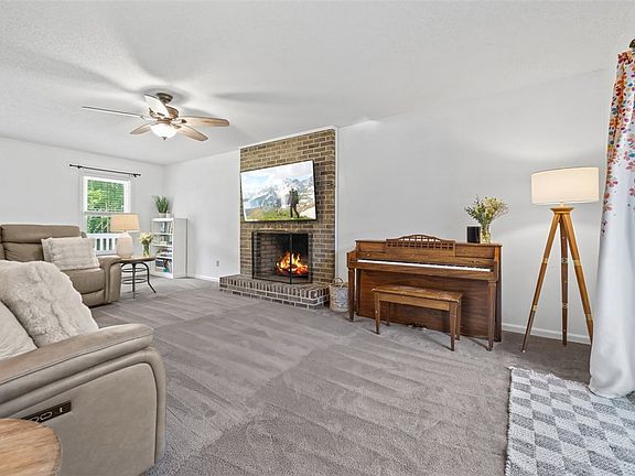 4th image of 227 Shady Oaks Dr