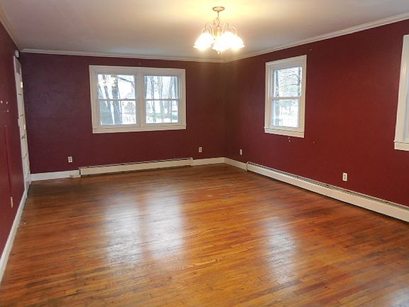 2nd image of 3 Laurel Oak Ln