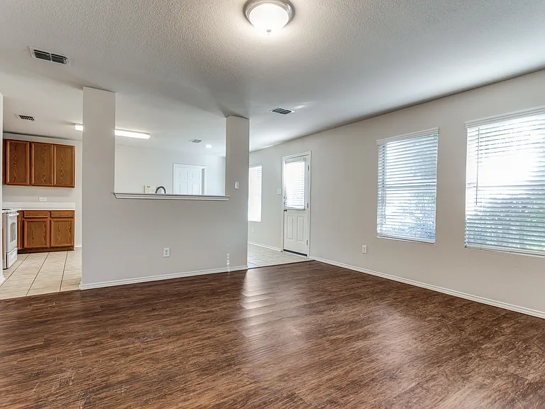 1145 Maplewood Ln — Photo 8