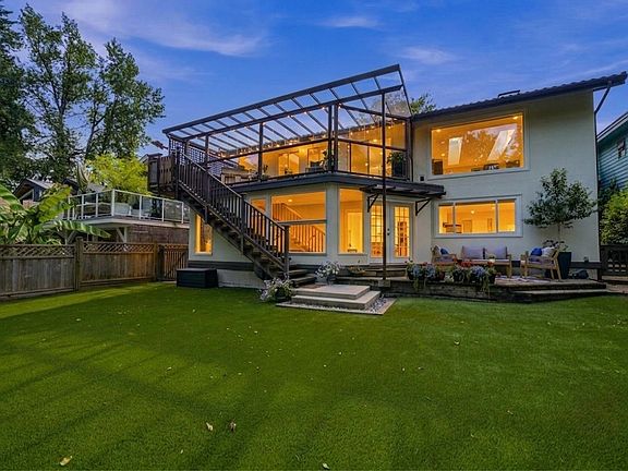 3rd image of 2360 Mackay Ave