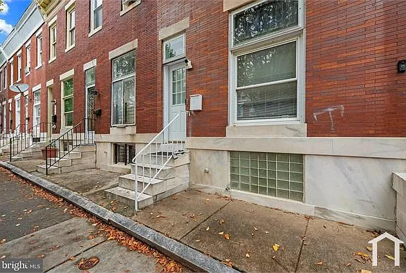 411 N Kenwood Ave — Photo 3