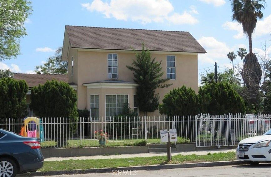 1st image of 802 W 7th St