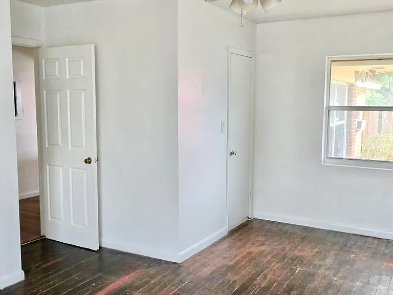 2325 Johnson St — Photo 12