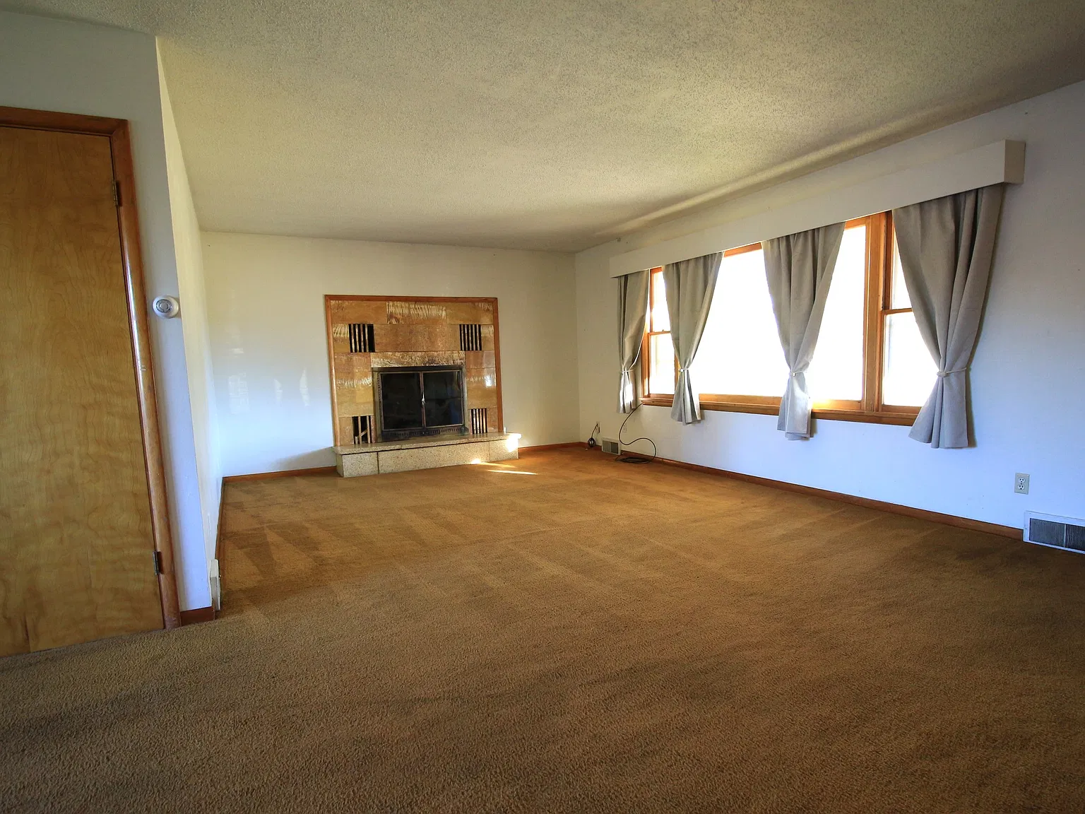 1601 W College St — Photo 1