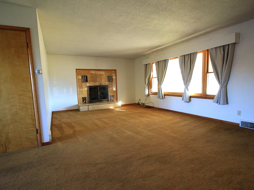 1601 W College St #1