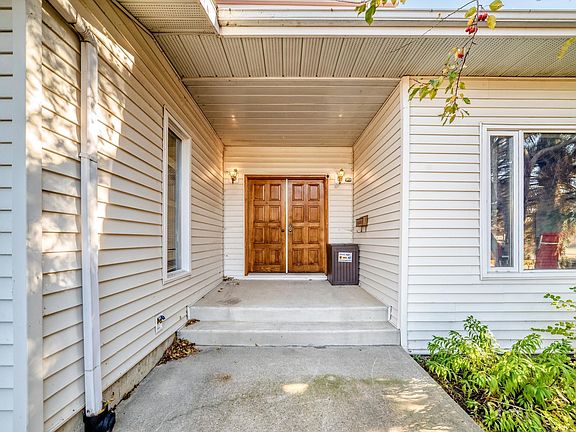 5th image of 92 Howson Cres NW
