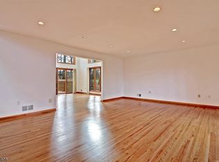 16 Castle Ct, Randolph, NJ 07869