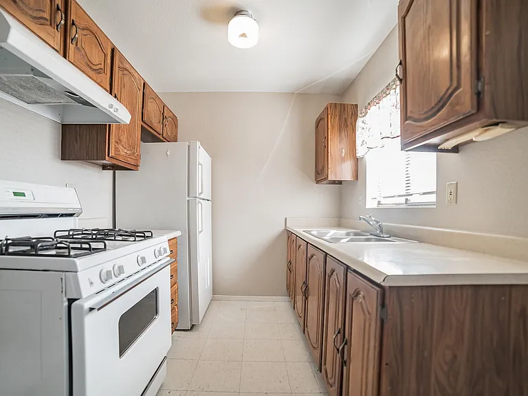 2310 E Jagerson Ave #B — Photo 3
