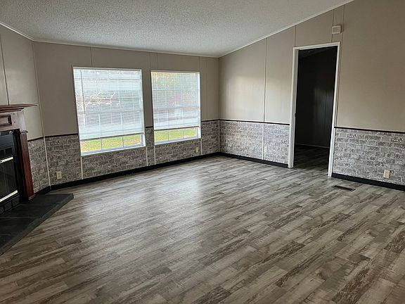 4th image of 555 Pinecrest Dr
