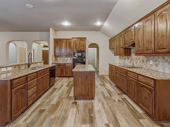 5th image of 2233 Caroline Dr