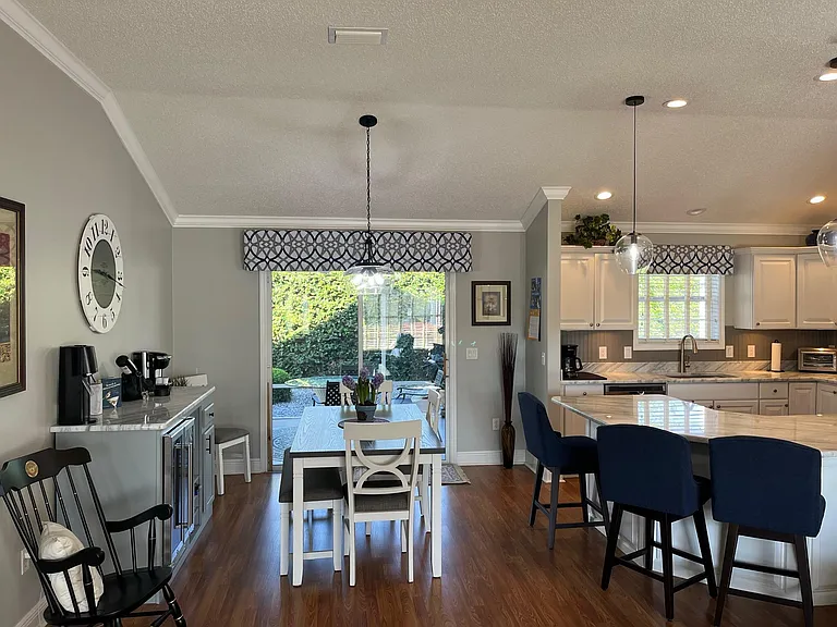 1184 Thompson Ave — Photo 5