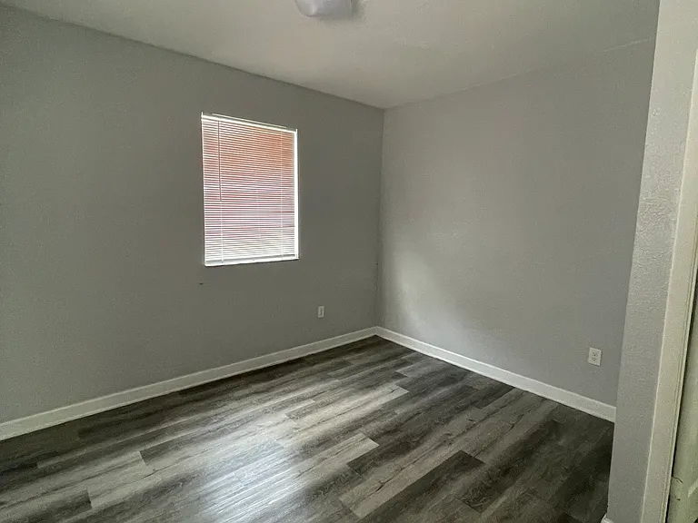 851 SW 4th St #9 — Photo 9