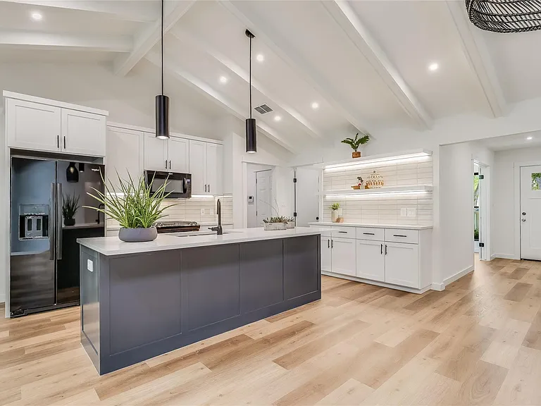1707 Fawn Dr — Photo 3