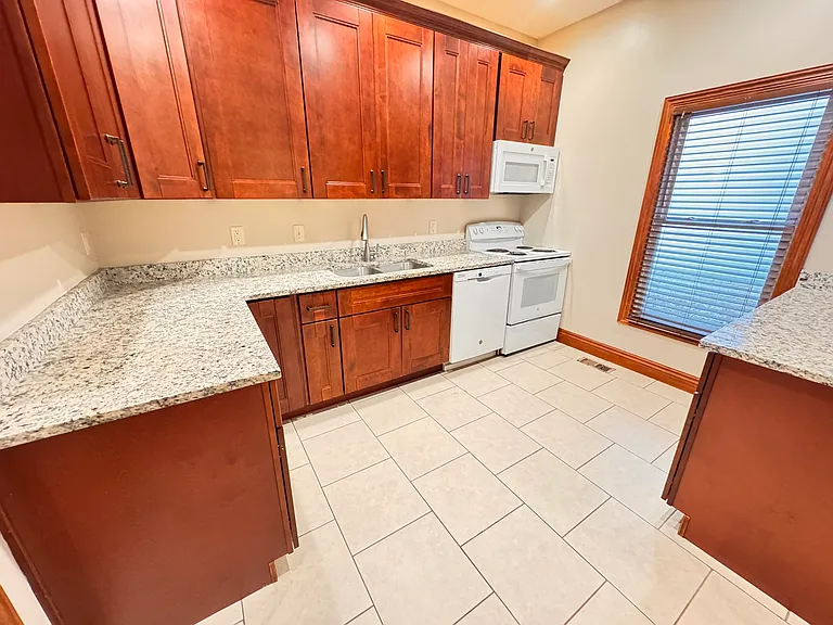2248 Sheldon St — Photo 10