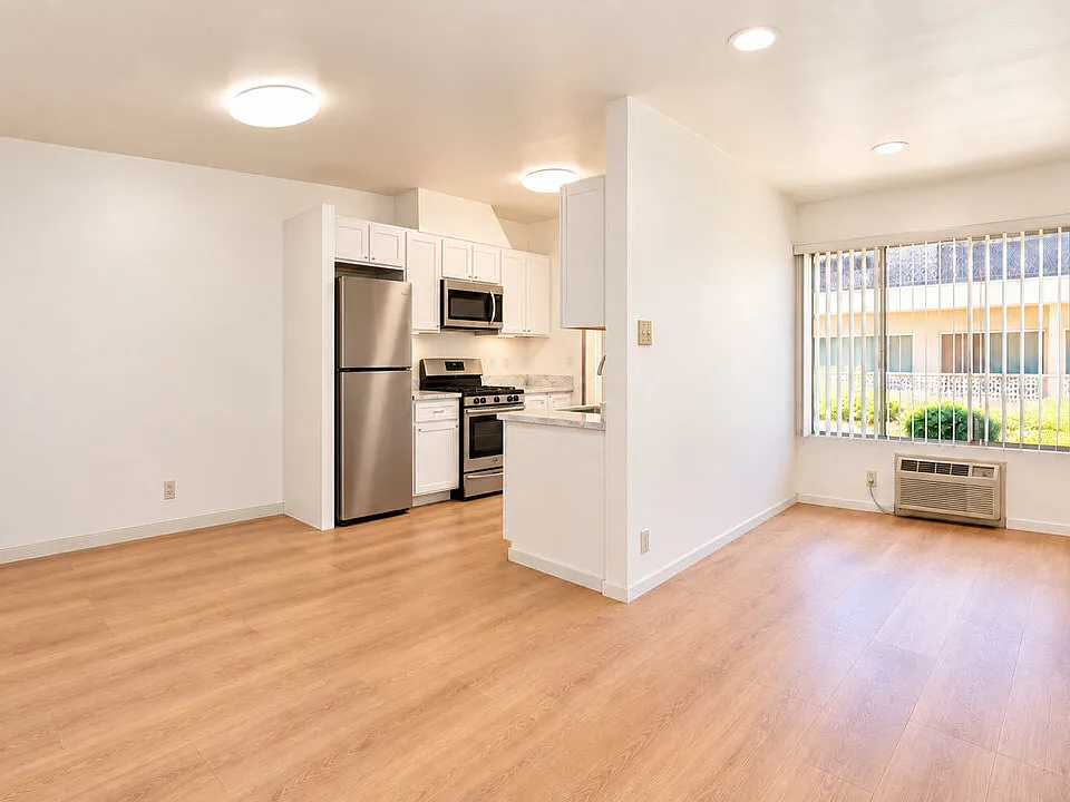 633 N Hayworth Ave #3