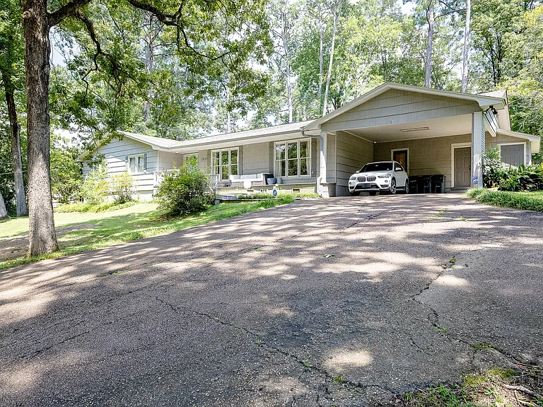 1835 Hillview Dr — Photo 2