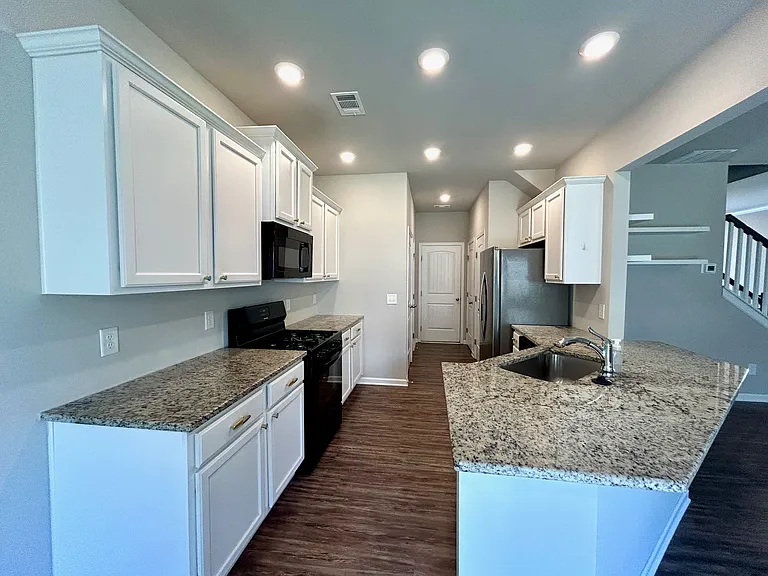 204 Aimes Dr — Photo 5