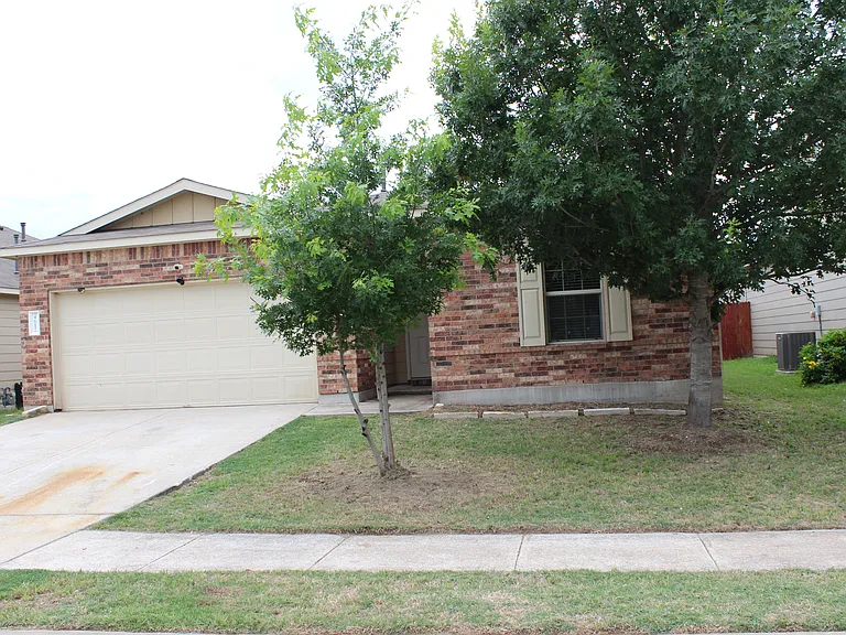 4612 Cleto St — Photo 2