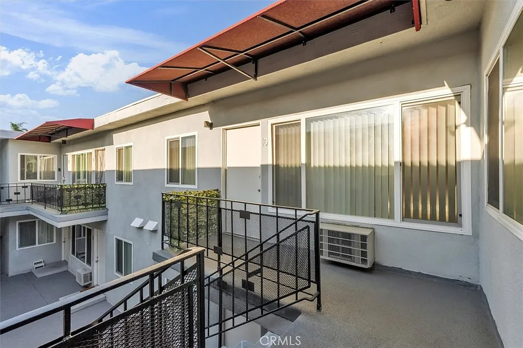 1 bed, 930 sqft, $1,975 — Photo 3