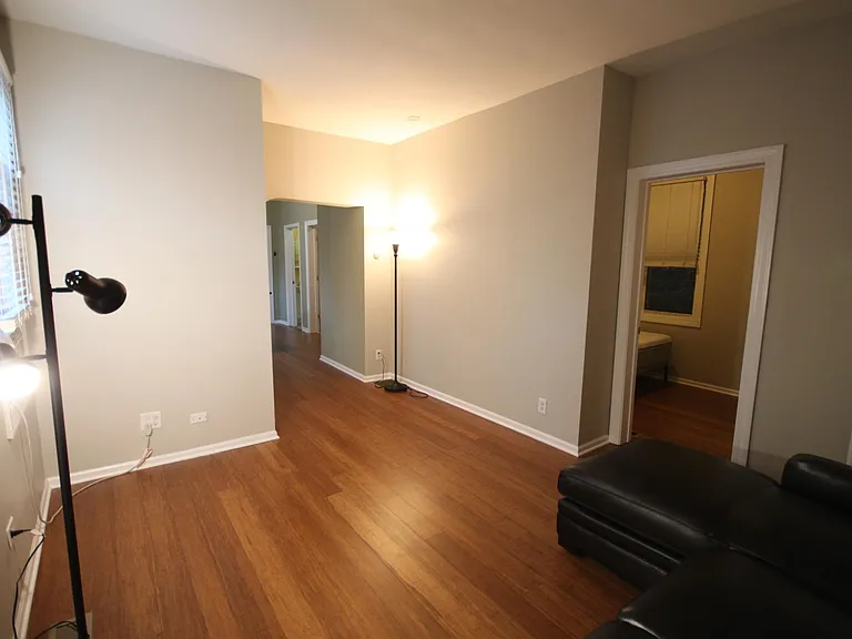 2115 W Wellington Ave #1R — Photo 4