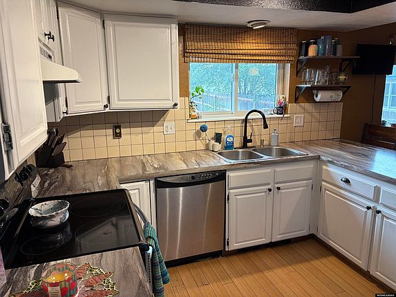 3rd image of 400 Pine St