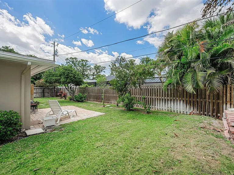 253 Park Cir S — Photo 36