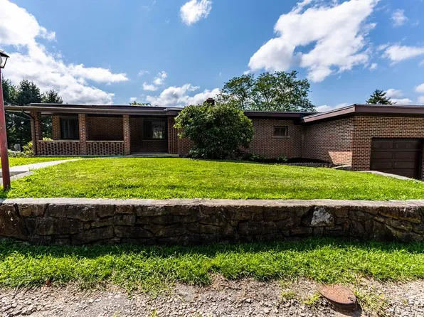 604 Prosperity Rd, Mount Hope, WV 25880