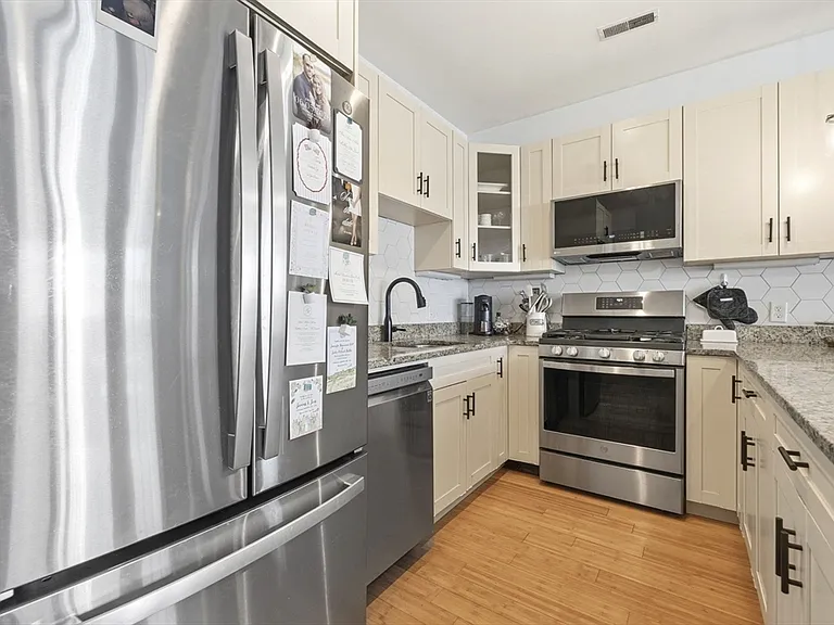 118 Saxton St #3 — Photo 5