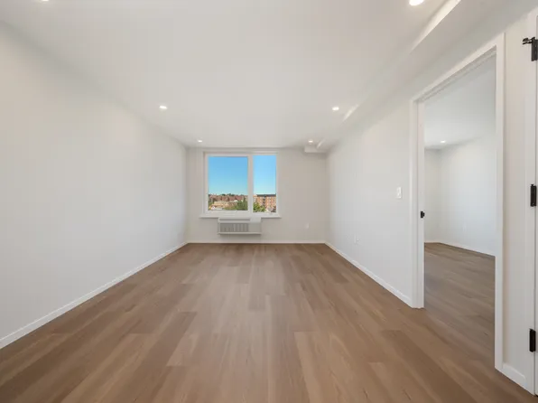 83-07 Queens Boulevard image 2 of 5