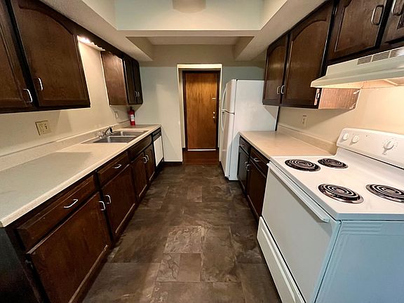 Kitchen w/ dishwasher