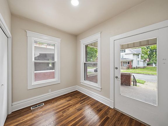4th image of 1611 W Barker Ave
