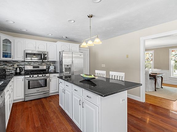 5th image of 12 Olde Surrey Ln