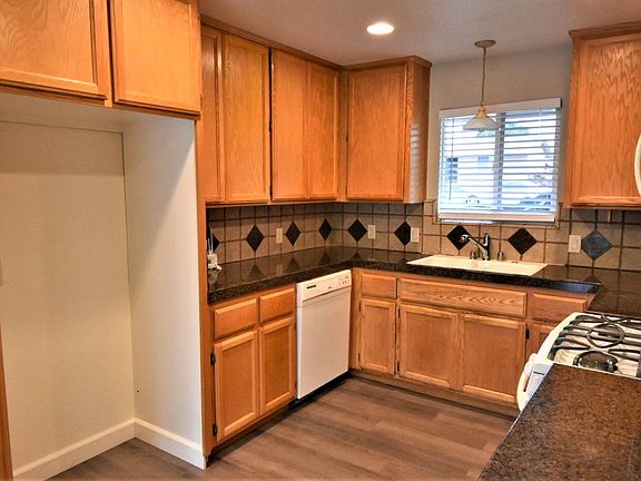 5th image of 7642 Oak Grove Ave