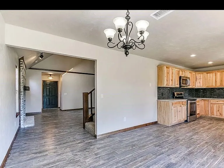 1216 SW 100th Ter — Photo 3