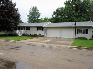 401 Lincoln Dr, Monticello, IA 52310