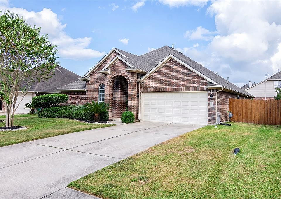 1st image of 404 Magnolia Estates Dr