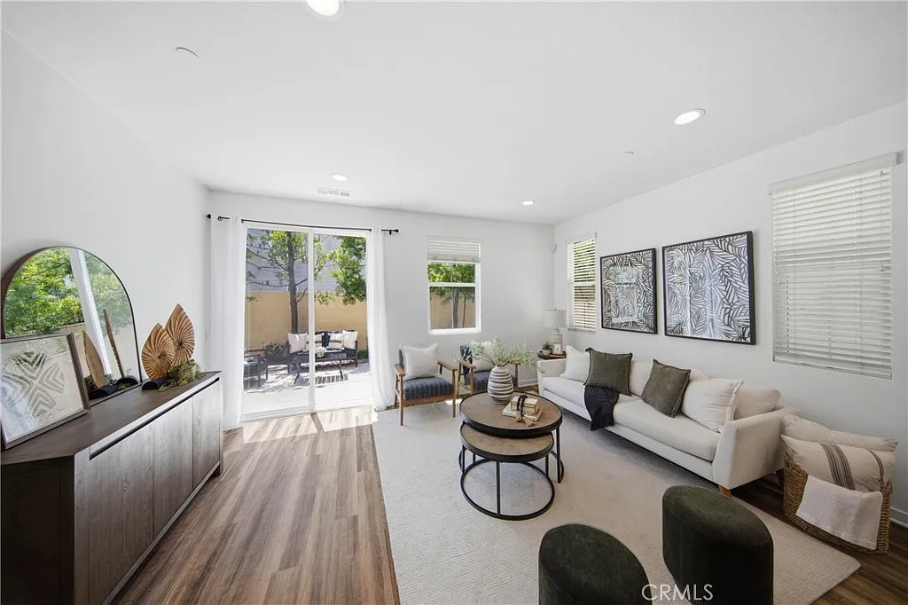 4 bed, 2.5 bath, 1762 sqft, $4,250 — Photo 2