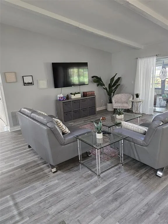 3 bed, 2.0 bath, 1548 sqft, $3,500 — Photo 3